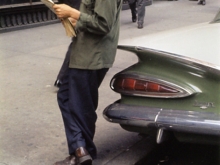 Untitled, New York (man leaning on car reading paper), 1959<br />C- Print<br />signiert und datiert verso Untitled, New York (man leaning on car reading paper), 1959