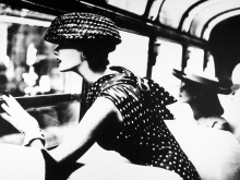 More Fashion Mileage Per Dress, Barbara Vaughn, NY, Harper´s Bazaar, 1956<br /> Silber Gelatine Print<br />Signiert, nummeriert in Bleistift verso More Fashion Mileage Per Dress, Barbara Vaughn, NY, Harper´s Bazaar, 1956