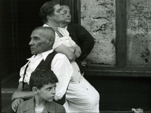 Untitled, Mexico (two women, a man and a boy on stoop), 0, 16,7 x 22 cm / 28 x 35,5 cm